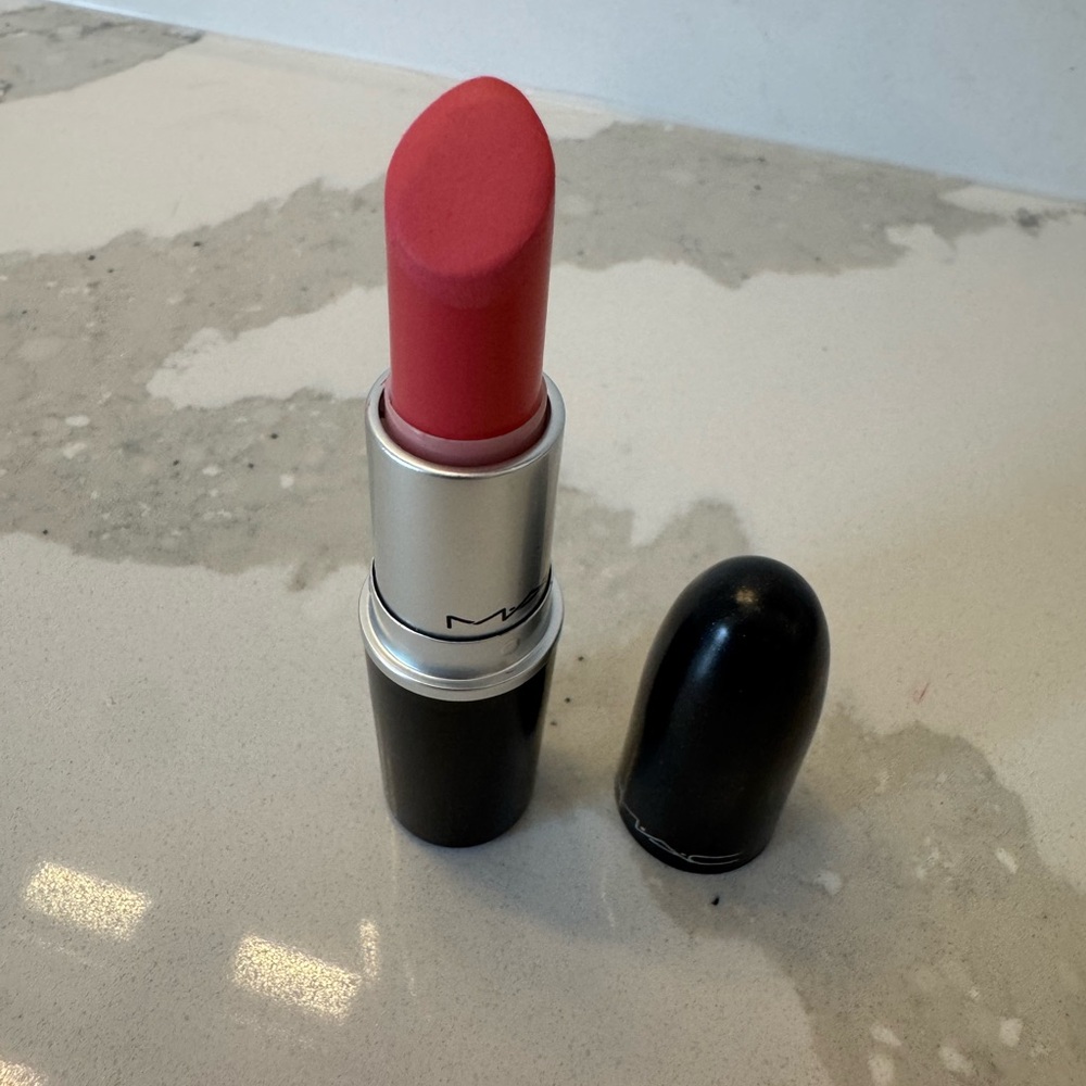 MAC Ruby Woo Retro Matte Full-size Lipstick - Picture 3 of 6